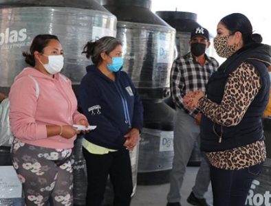 Entrega Luly Martínez tinacos a los habitantes de Cuencamé y Velardeña