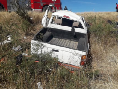 Paisanos vuelcan en límites de Cuencamé y Miguel Auza; uno murió