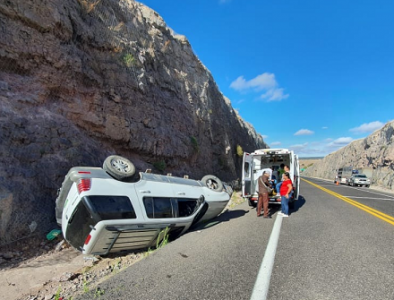 Mineros vuelcan en la Supercarretera cuando iban en camino a San Dimas