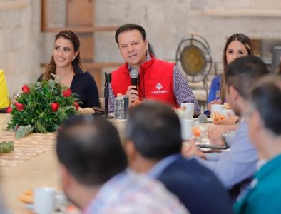 Regresan Marisol y Esteban las cirugías gratuitas de prótesis de rodilla y cadera