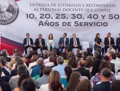 Respeto y dignificación de los maestros, se compromete Esteban con magisterio de Durango en su día
