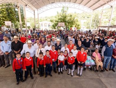 Hasta las Quebradas llevan Marisol y Esteban obras y acciones con valor para las familias de Otáez