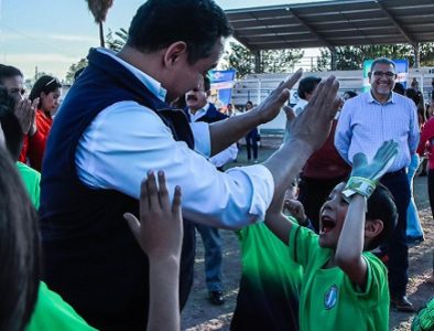 Construyen cancha de futbol 7 en la primaria Solidaridad gracias al Presupuesto Participativo