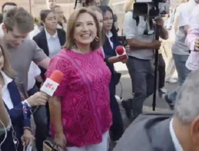 Xóchitl Gálvez emite su voto acompañada de sus hijos