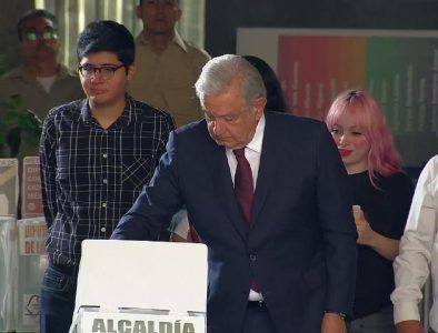 El presidente López Obrador acude a emitir su voto