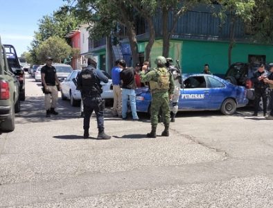 Aseguran vehículo con bebidas alcohólicas y propaganda política en Santiago Papasquiaro