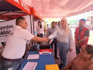 Supervisa Elizabeth Sotelo la Ruta de la Salud en la Plaza Principal de Cuencamé