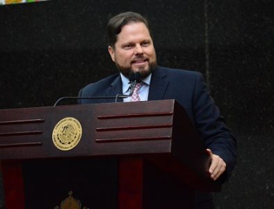 Propone Otniel elevar a rango constitucional programa de uniformes escolares