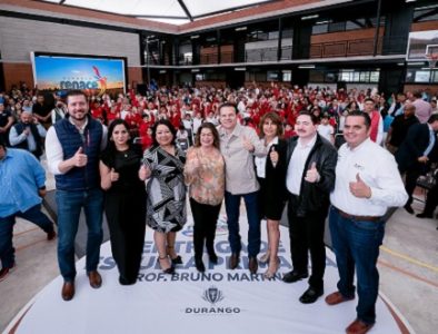 Entregan Esteban y Lety escuela renovada y equipada en La Laguna