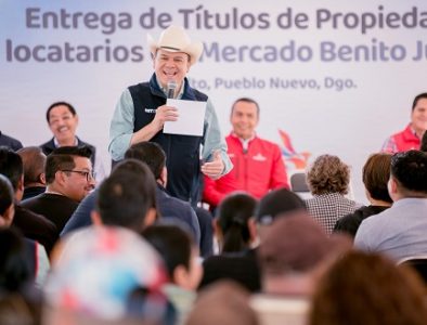 Esteban entrega títulos de propiedad y brinda certeza jurídica a comerciantes de Pueblo Nuevo tras más de 70 años de lucha