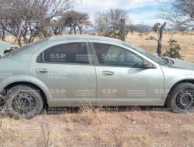 Aseguran en camino vecinal un vehículo con droga y un arma corta