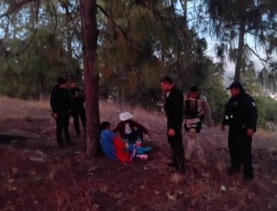 Policías estatales brindan ayuda a mujer indígena que iba a dar a luz en Mezquital