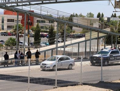 Rescatan a varón con intención suicida en el puente peatonal de la Unipoli