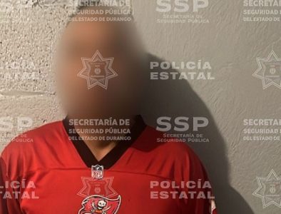 Policías estatales aseguran en Gómez Palacio a tres sujetos con droga