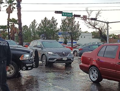 Brigadas de Obras Públicas atienden daños tras lluvia con granizo en Durango capital