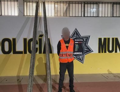 Detienen a hombre por presunto robo de montenes metálicos en obra del Parque Lineal