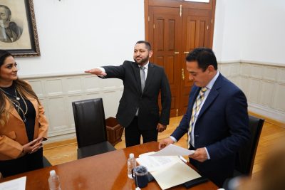Toño Ochoa toma protesta a Jesús González Smith como nuevo director de AMD
