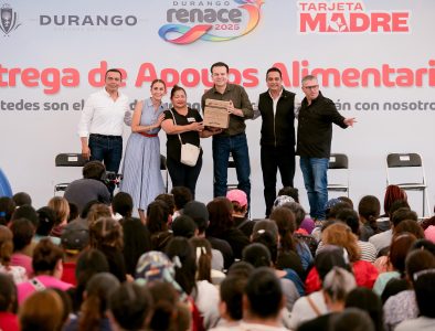 Mujeres reconocen a Esteban Villegas por entregar 25 mil Tarjetas Madre Alimentarias