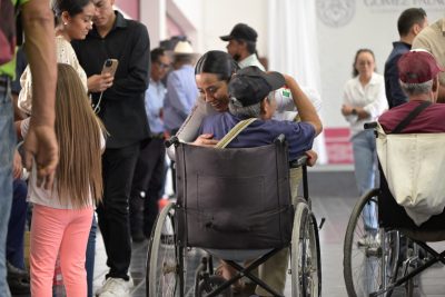 Betzabé Martínez recibió a adultos mayores y madres solteras con solicitudes de apoyo en Gómez Palacio