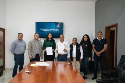 Firma Karen Pérez convenio con el IDEA
