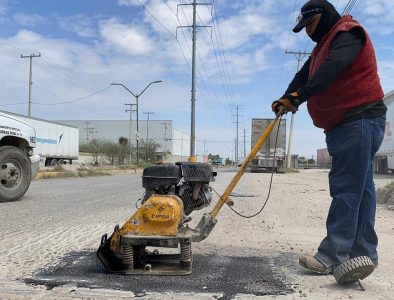 En Gómez Palacio realizan labores de bacheo