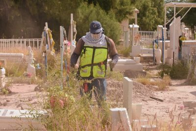 Inician trabajos de mantenimiento en panteones de Gómez Palacio ante la proximidad del Día de Muertos