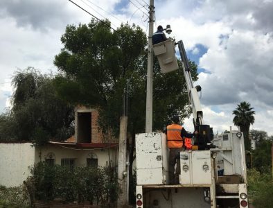 Instala Armando García nuevas luminarias en comunidades de Poanas