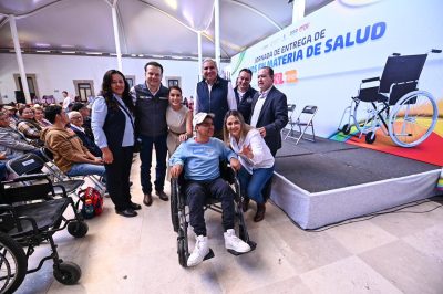 Personas adultas mayores y con discapacidad reciben auxiliares auditivos, lentes y aparatos funcionales gratuitos en Durango