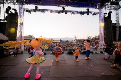 Niñas y niños disfrutaron del show de Bely y Beto en la Kermesse de la Familia 2025