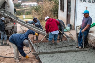 Supervisa Karen Pérez obra de pavimentación en Santiago Papasquiaro