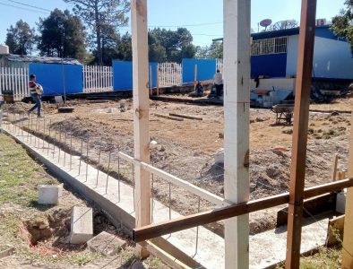 Avanza construcción de patio cívico en telesecundaria de San José de la Laguna, en Otáez