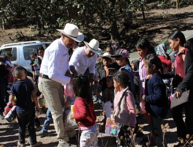 Entrega Nicolás Rodríguez apoyos invernales en comunidades de Mezquital