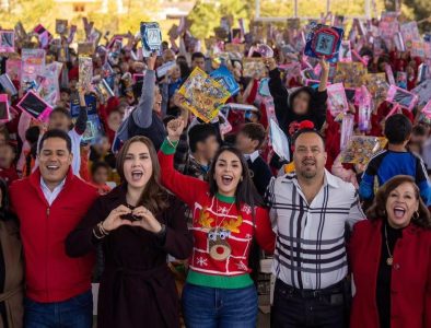 Entrega Karen Pérez de juguetes y aguinaldos a niños de Santiago Papasquiaro