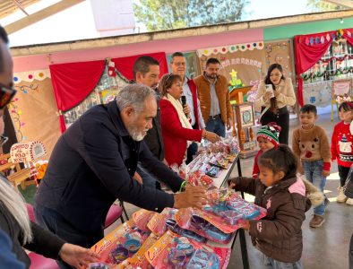 Continúa la entrega de juguetes y aguinaldos en Poanas