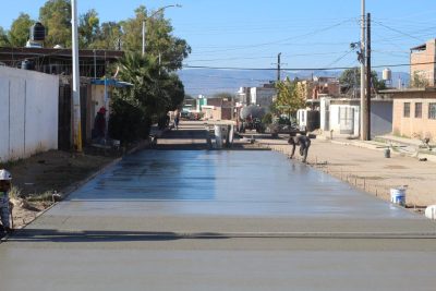 Supervisa César Salas trabajo de vaciado en la calle 10 de Mayo de Vicente Guerrero