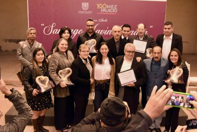 Betzabé Martínez entrega la Presea Santiago Lavín Cuadra en el 120 aniversario de la ciudad