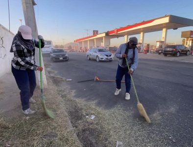 Realiza labores de limpieza y pintura en vialidades de Gómez Palacio