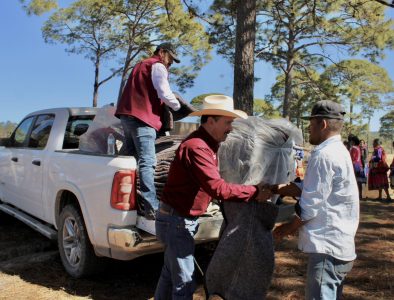 Continúa Nicolás Rodríguez giras de apoyo invernal en comunidades de Mezquital