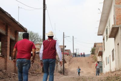 Supervisa Nicolás Rodríguez trabajos en camino al río de Huazamota