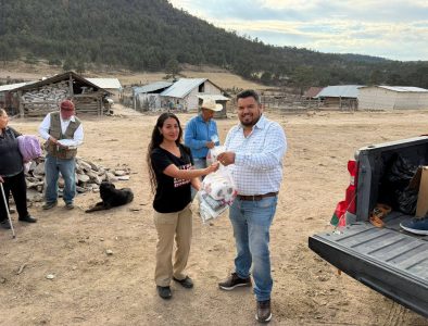Entrega Daniel Guerrero apoyos en comunidades de Otáez