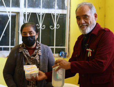 Entrega Armando García medicamentos en comunidades de Poanas