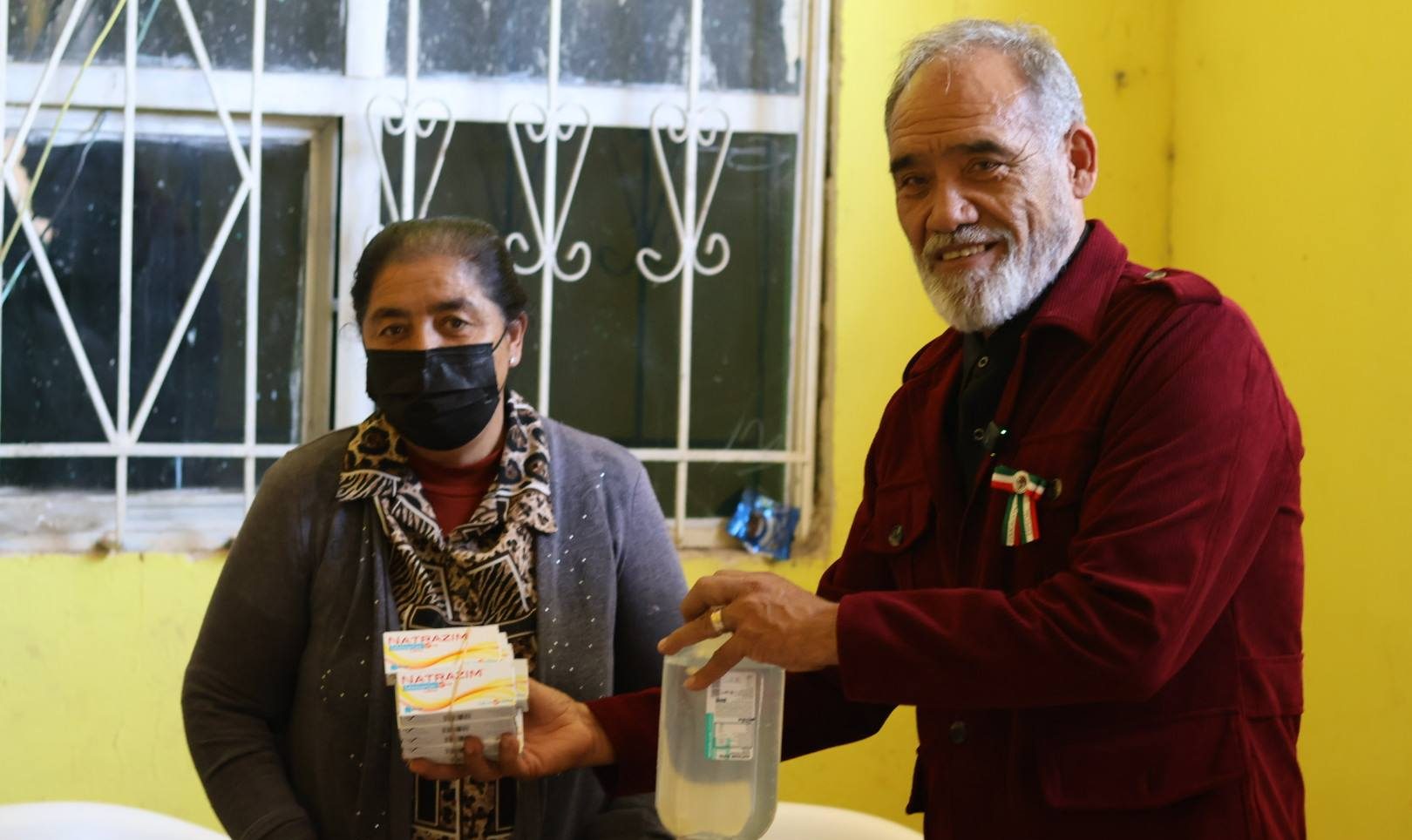 Entrega Armando García medicamentos en comunidades de Poanas