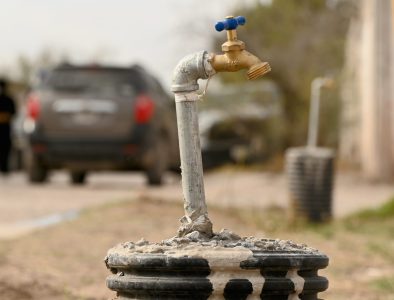 SIDEAPA restablece suministro de agua en la plaza Colosio en Gómez Palacio