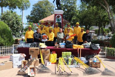 Alcalde de Tamazula entrega equipamiento a brigada de CONAFOR