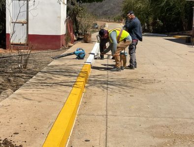 Realizan trabajos de pintura en guarniciones en comunidades de Tamazula