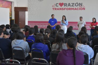 Recibe Betzabé Martínez a estudiantes duranguenses y los motiva a perseguir sus sueños
