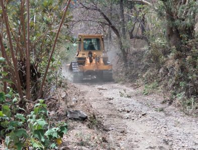 Rehabilita Yuneli Robles caminos en El Picacho y La Prieta en Topia