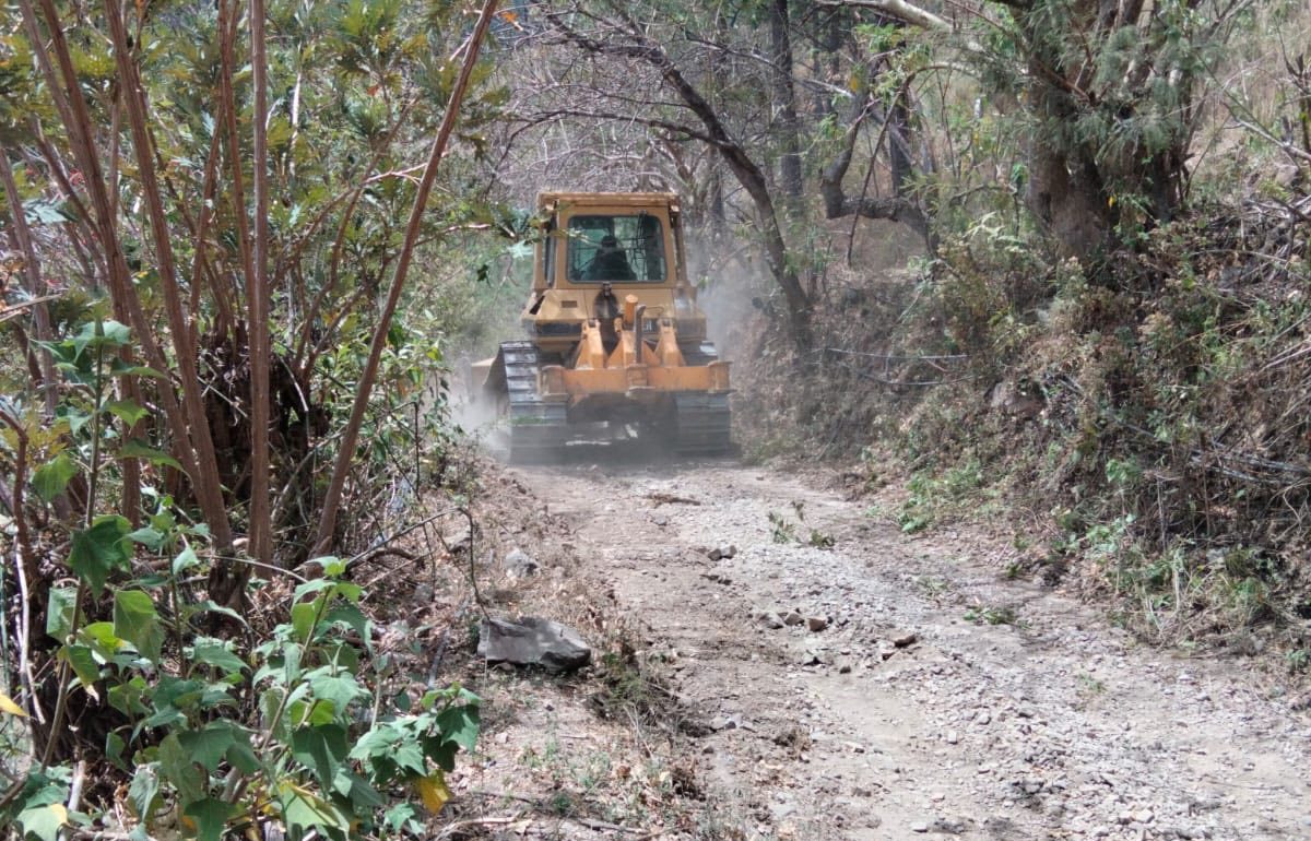 Rehabilita Yuneli Robles caminos en El Picacho y La Prieta en Topia