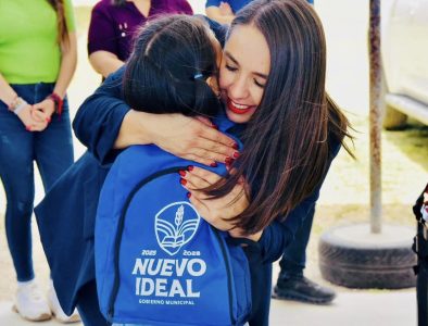 Entrega Zaira Quiñones mochilas escolares a estudiantes de Nuevo Ideal