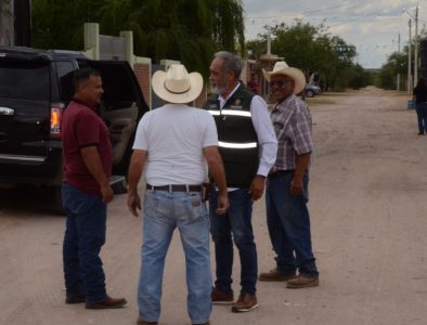 Reacondiciona Armando García camino en la comunidad de San Martín, en Poanas